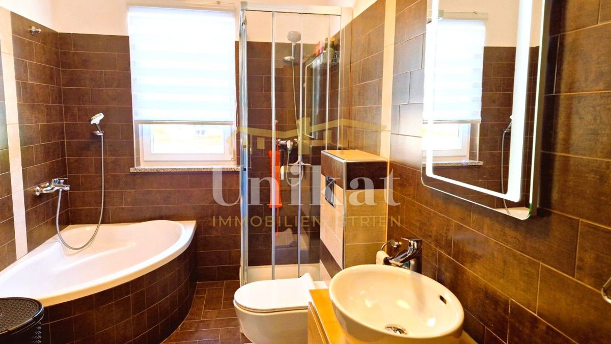 Samostojna pritlična hiša - bazen, garaža in velik vrt